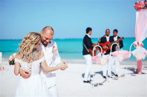 Gentle wedding in vintage style on the Juanillo beach in Cap Cana {Michaela and Martin ...