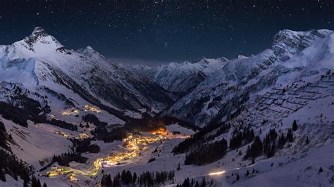 Download Wallpaper Tyrol, Austria, Misty, Mountain, - Mountain Town At ...