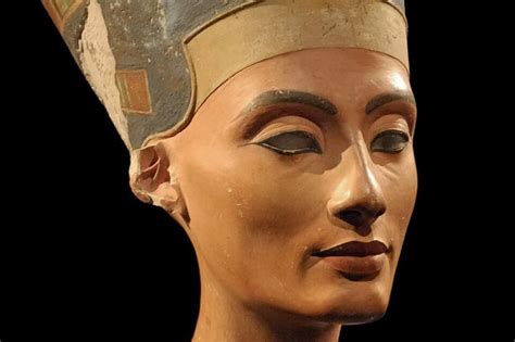 Nefertiti Bust in Berlin (Neues Museum) - Art & History