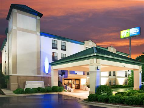 Fayetteville Hotel | Holiday Inn Express & Suites Fayetteville-Ft. Bragg