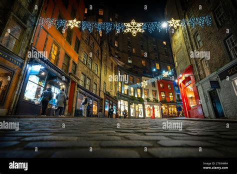 Night view of Victoria Street with Christmas lights in Edinburgh Old ...