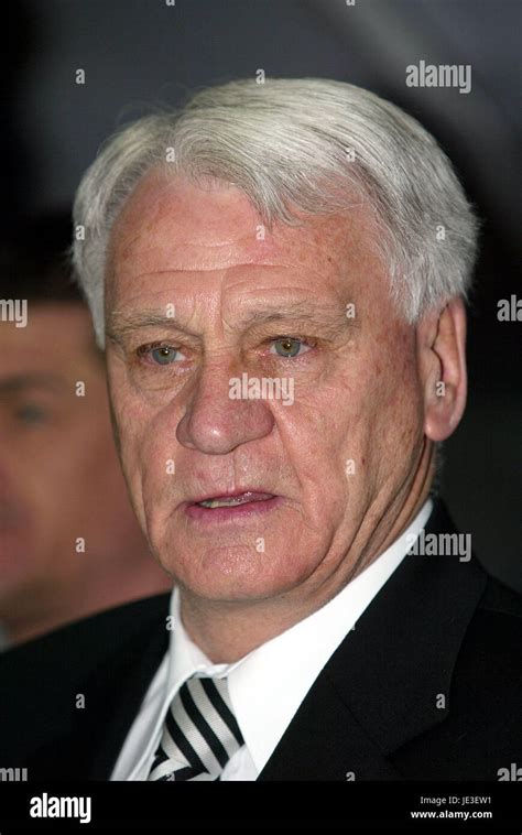 SIR BOBBY ROBSON NEWCASTLE UNITED MANAGER ST JAMES PARK NEWCASTLE 19 March 2003 Stock Photo - Alamy