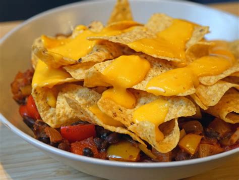 Loaded nachos with cheese sauce – Vegan Test Kitchen