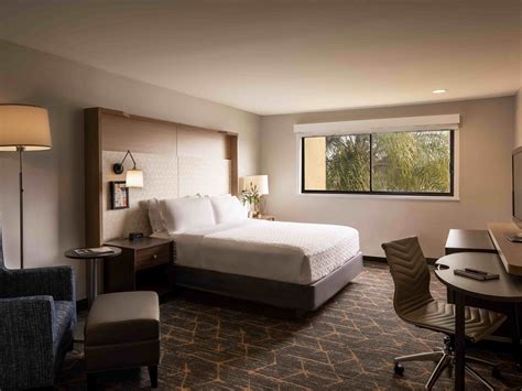 Hotels near John Wayne Airport (SNA) | Holiday Inn Santa Ana-Orange Co Arpt