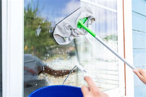 How To Clean Windows In Winter | Cleanestor