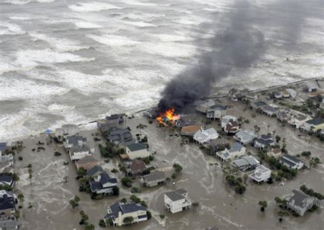 Clear Lake - Ike Smashes Texas - CBS News