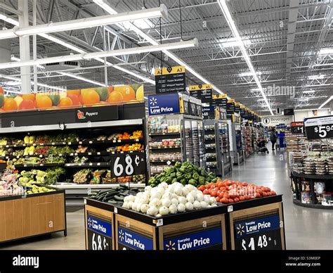 Dentro de un Walmart super center en Utah, Estados Unidos. Las ...