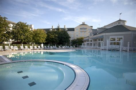 Disney Hotels, Newport Bay Club - Outdoor Pool, Disneyland Paris ...