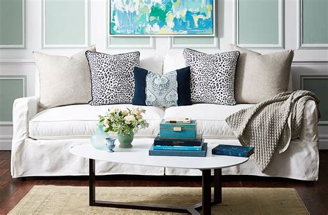 Your Guide to Styling Sofa Throw Pillows