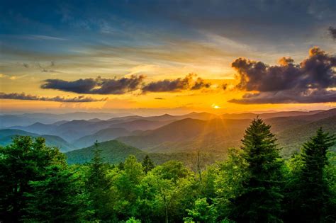 Zachód słońca nad górami Appalachian z widelec Caney wychodzą na Blue ...