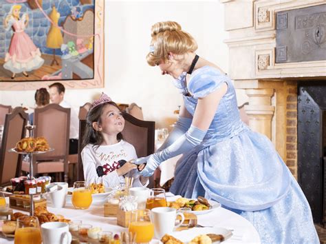 Magical breakfast with Disney Princesses at the Auberge de Cendrillon - ELMUMS