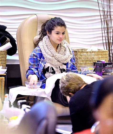 Selena Gomez – Nail spa -05 – GotCeleb