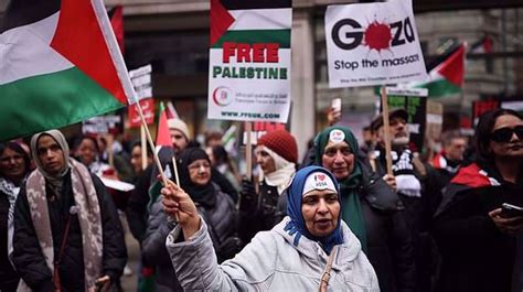 Hundreds of thousands of pro-Palestine protesters rally in London