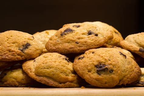 Američki keksi (Chocolate chip cookies) Chocolate Chip Cookies, Muffin, Chips, Baking, Breakfast ...