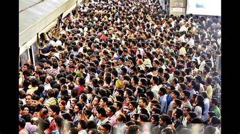 Breathless due to the crowd, rue commuters of Delhi metro | Latest News Delhi - Hindustan Times