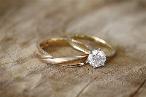 27 Minimalist Engagement Rings That Prove Less Is More