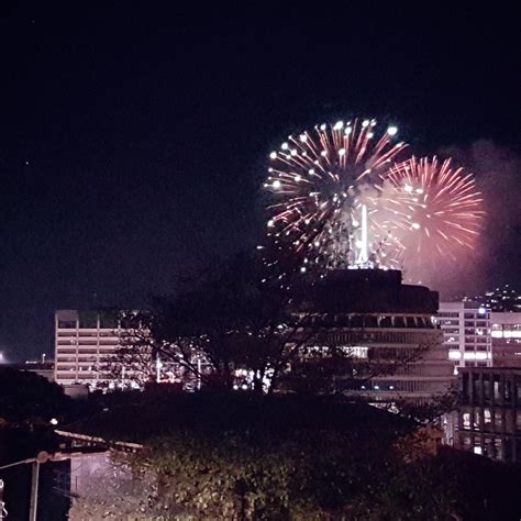 Fireworks over the Beehive : r/Wellington