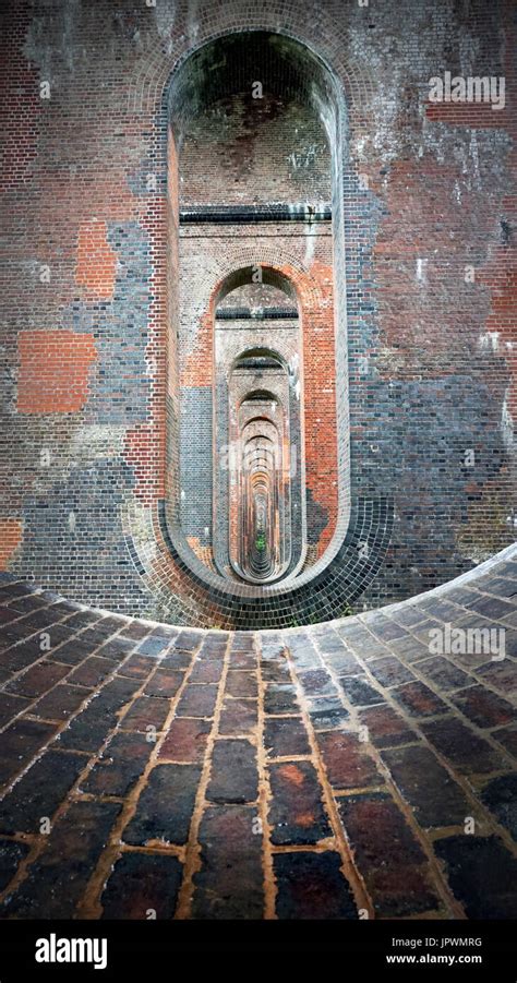 Viaduct architecture arch archway hi-res stock photography and images ...