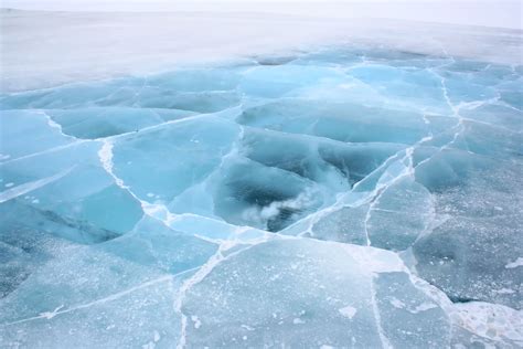 File:Ice road in the Northwest Territories -a.jpg - Wikimedia Commons