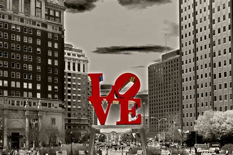 Love Sculpture - Philadelphia - Bw Photograph by Lou Ford