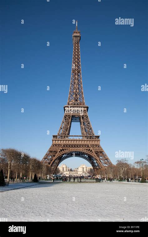 Eiffel tower snow hi-res stock photography and images - Alamy