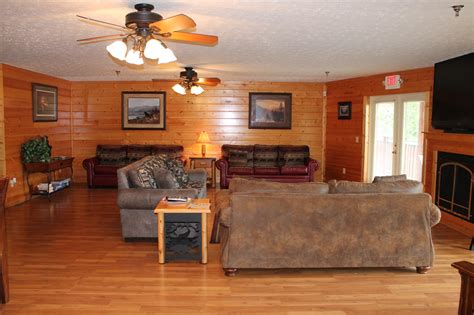 Big Bear Lodge - 12 BEDROOM Cabin In Pigeon Forge