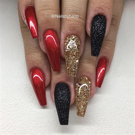 #holidaynails @KortenStEiN | Red chrome nails, Gold nails, Red and gold nails