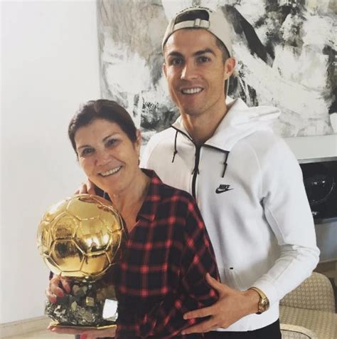 Ronaldo Share Very Lovely Moment With His Mum And Family- See Photos ...