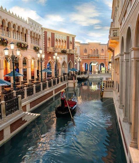 Venetian Gondola Ride: Prices, Hours, Tips