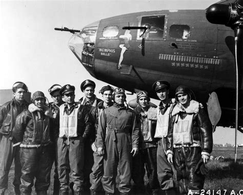 [Photo] Crew of B-17F Flying Fortress bomber 'Memphis Belle' at an airbase in England, United ...