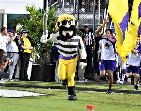 101919-03_ucf_the-pirate-mascot__or__peedee-the-pirate_more-cutline_almyatt_DSC_0028 – Copy