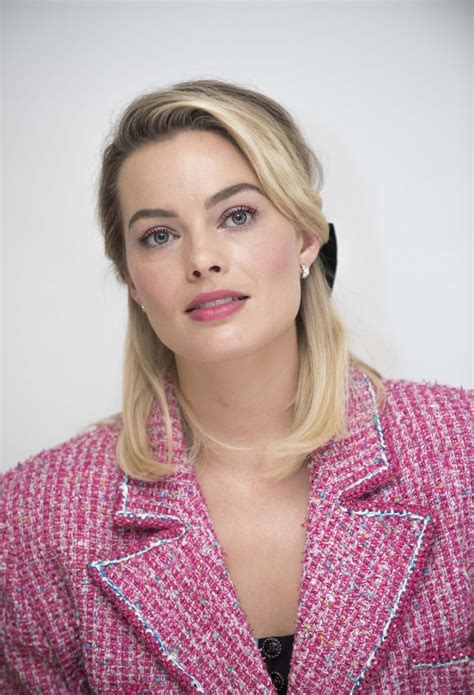 Margot Robbie - "Mary Queen of Scots" Press Conference Portrait ...