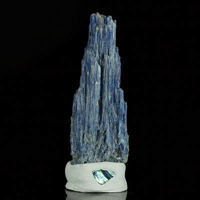 Kyanite Properties and Meaning + Photos | Crystal Information