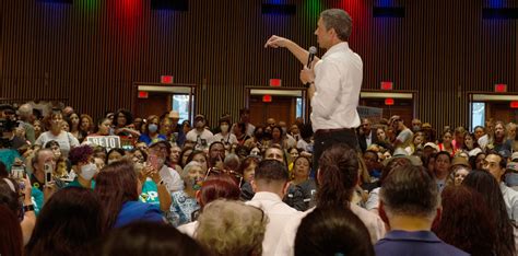 Beto O’Rourke concludes campaign tour as Greg Abbott addresses rally in ...