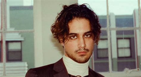 Who Is Avan Jogia Pareja Or Novia? Dating History