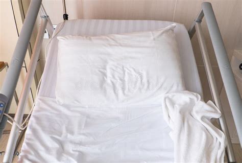 Empty bed on hospital room stock image. Image of recovery - 108356117