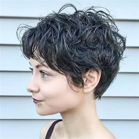 Wavy hairstyles are more modern with short haircuts in 2021-2022!