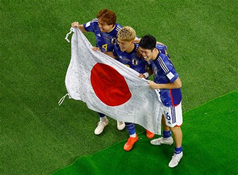 Tak Sama dengan Bendera, Ini Alasan Jersey Timnas Jepang Berwarna Biru : Okezone Bola