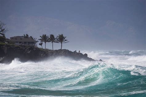 Hawaii storm brings 300kmh winds, 40ft waves and snow