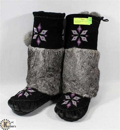 BEADED MUKLUKS FUR TRIMMED WOMENS 8-9. - Kastner Auctions