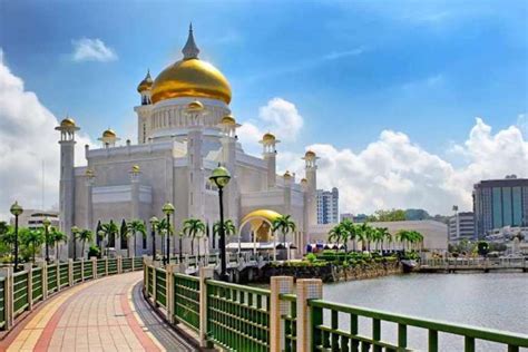 Sultan gets Brunei's first Covid-19 vaccination jab - WORLD CATHOLIC NEWS