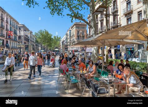 Las Ramblas, Barcelona. Cafe on the busy Rambla dels Caputxins ...