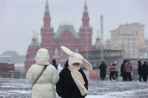 In Photos: First Snowfall of Winter Descends on Moscow - The Moscow Times