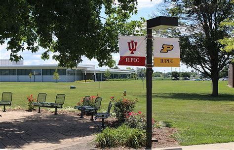 IUPUC Courtyard with Cesar Pelli's Advanced Manufacturing Center in ...