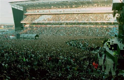 On This Day 20 Years Ago: Oasis Headlined Maine Road In Manchester - Radio X