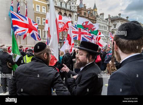 London, UK. 12th Nov, 2017. Members of the National Front (NF) far ...