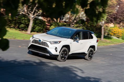 2019 _Toyota_RAV4_Hybrid_XSE_lf34actn - The Green Car Guy