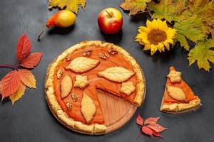 Pumpkin pie with autumn decorations on white wooden table. Top view - Creative Commons Bilder