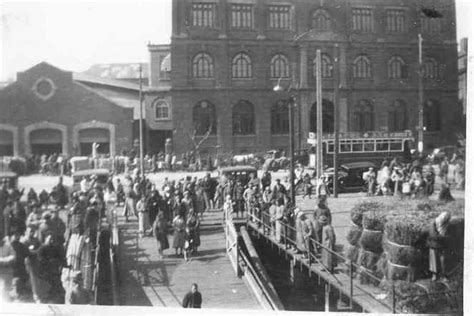 Passengers and passers-by on a Shanghai wharf | Virtual Shanghai