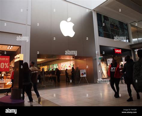 Apple store, Intu Shopping Centre in Milton Keynes Stock Photo - Alamy